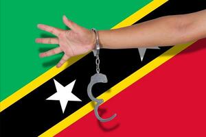 algemas com a mão na bandeira de saint kitts nevis foto