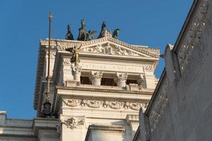 roma, itália - 18 de fevereiro de 2019 - vista lateral do altar da pátria da piazza venezia em roma foto