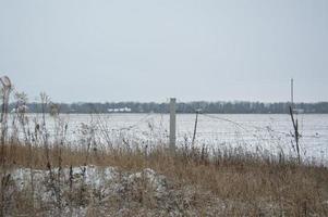 panorama de um campo agrícola coberto de neve no inverno foto