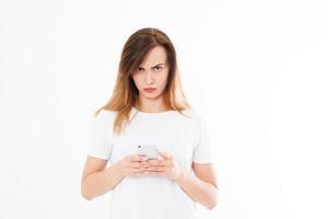 garota usou smartphone, celular isolado no fundo branco. mulher triste segurando o telefone branco. espaço de cópia foto