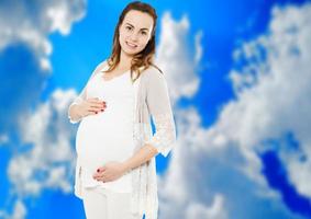 mulher grávida em roupas casuais isoladas no fundo do céu desfocado, mulher grávida em roupas casuais isoladas em fundo azul, linda senhora grávida, esperando bebê foto