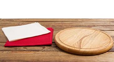 tábua de pizza vazia e toalha de mesa na mesa isolada no espaço de cópia de fundo branco foto