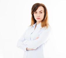 mulher de negócios moderna com braços cruzados isolados no fundo branco, garota de camisa, formação de equipe, espaço de cópia foto