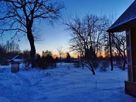 céu de inverno à noite no pôr do sol da vila foto