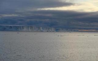 Antártica campos de gelo intermináveis icebergs no mar foto