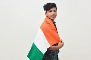 jovem indiano comemorando o dia da república indiana ou o dia da independência foto