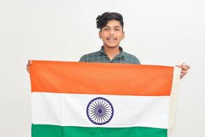 jovem indiano segurando a bandeira nacional indiana na mão sobre fundo branco foto