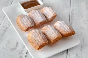 madeleines - pequenos bolos de esponja franceses foto