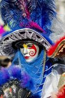 Veneza, Itália, 10 de fevereiro de 2013 - pessoa não identificada com máscara de carnaval veneziano em Veneza, Itália. em 2013 é realizada de 26 de janeiro a 12 de fevereiro foto