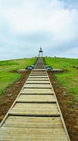 paisagem com escadaria de madeira e capela. foto