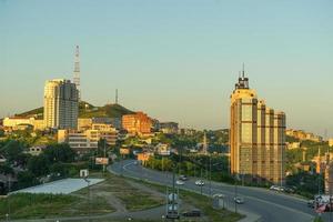 vladivostok, rússia-29 de julho de 2018 - paisagem urbana da cidade moderna ao pôr do sol de uma altura. foto