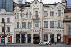 vladivostok, rússia-9 de maio de 2020 - paisagem urbana com vista para a rua svetlanskaya. foto