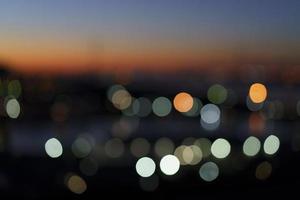 paisagem com luzes borradas da cidade à noite foto