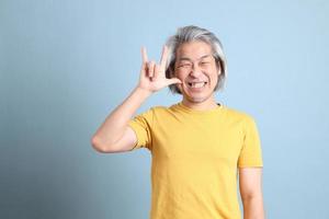 homem asiático com camiseta amarela foto