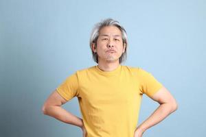 homem asiático com camiseta amarela foto