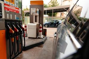 paris, frança, 2021 - bombas de combustível no posto de gasolina foto