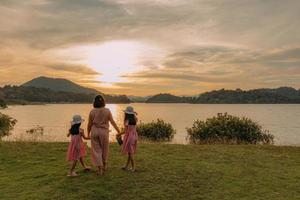 família lindo pôr do sol sobre o rio chagres foto