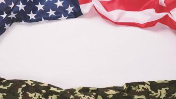 bandeira americana e padrão de camuflagem militar. ângulo de visão superior. foto