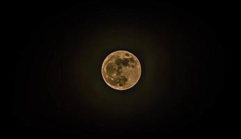 fundo de dia das bruxas. céu de nuvem escura de lua cheia à noite fundo de ciência abstrata foto