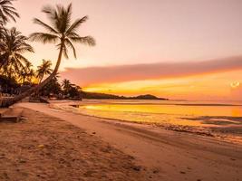bela praia tropical mar e oceano com coqueiro na hora do nascer do sol