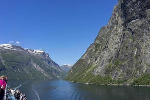 cruzeiro no fiorde de geiranger na noruega foto