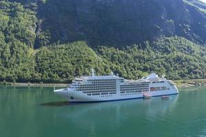 navio de cruzeiro no fiorde de geiranger na noruega foto