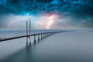 vista panorâmica da ponte de oresund durante tempestade e relâmpagos sobre o mar báltico foto