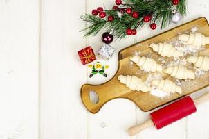 bolos caseiros de natal, croissants em madeira. foto de estúdio