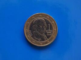 moeda de 1 euro, união europeia, áustria sobre azul foto