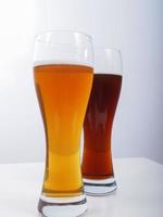 dois copos de cerveja alemã foto