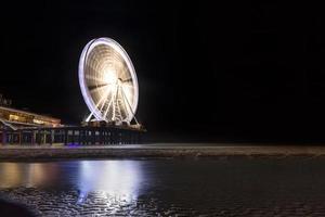 o cais na praia de scheveningen em den haag, países baixos à noite foto