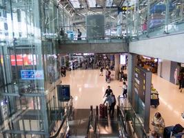 suvarnabhumi bangkok thailand31 outubro 2018no aeroporto os passageiros estão caminhando para diferentes áreas do aeroporto. o aeroporto suvarnabhumi é o principal aeroporto da tailândia. 0n bangkok tailândia. foto