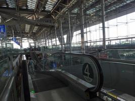 suvarnabhumi bangkok thailand31 outubro 2018no aeroporto os passageiros estão caminhando para diferentes áreas do aeroporto. o aeroporto suvarnabhumi é o principal aeroporto da tailândia. 0n bangkok tailândia. foto