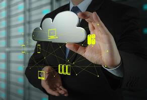 empresário trabalhando com um diagrama de computação em nuvem no novo computador foto