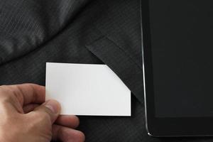 cartão de visita de pacote de identidade corporativa em branco com fundo de terno cinza escuro. foto