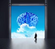 empresário de silhueta olhando para o cérebro como conceito de ícone de nuvem foto