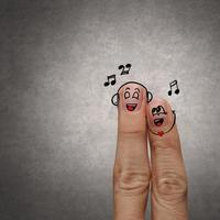 casal de dedo feliz apaixonado por smiley pintado e canta uma música foto