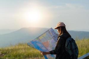 mulheres jovens asiáticas caminhando com mochilas de amigos caminhando juntos e olhando o mapa e tirando a câmera fotográfica na estrada e parecendo feliz, relaxe o tempo na viagem do conceito de férias foto