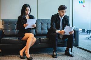 empresários e empresárias discutindo documentos e ideias em reuniões e conceito de entrevista de emprego foto