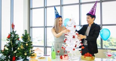 amante de casal asiático fazendo festa com bebidas alcoólicas de cerveja e jovens desfrutando em um bar brindando coquetéis com presente de natal no feriado de natal e feliz ano novo rissol foto