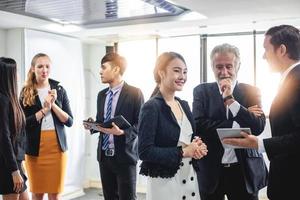 grupo de empresários reunindo o conceito de trabalho de discussão na sala de reuniões foto