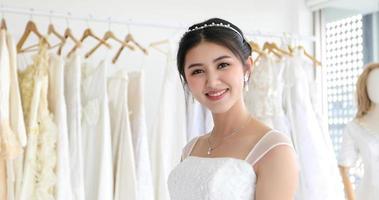 mulheres asiáticas linda noiva sorrindo e feliz casamento foto