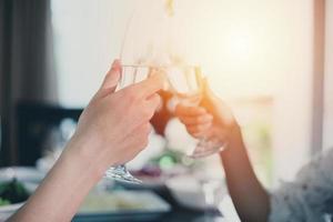 grupo asiático de amigos festejando com bebidas alcoólicas de cerveja e jovens desfrutando em um bar brindando coquetéis foto