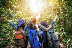 grupo asiático de jovens com amigos e mochilas caminhando juntos e amigos felizes estão tirando fotos e selfies, relaxe o tempo em viagens de conceito de férias