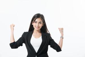 mulheres de negócios asiáticos estão sorrindo e batendo o sinal de mão para trabalhar feliz e sucesso e conceito vencedor em fundo branco foto
