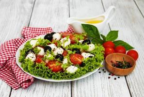 salada com queijo mussarela e legumes foto