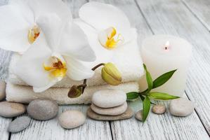 produtos de spa e orquídeas brancas foto