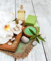 produtos de spa e orquídeas brancas foto