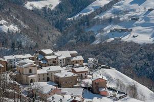 aldeia de montanha coberta de neve foto