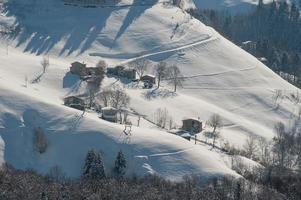 aldeia de montanha coberta de neve foto